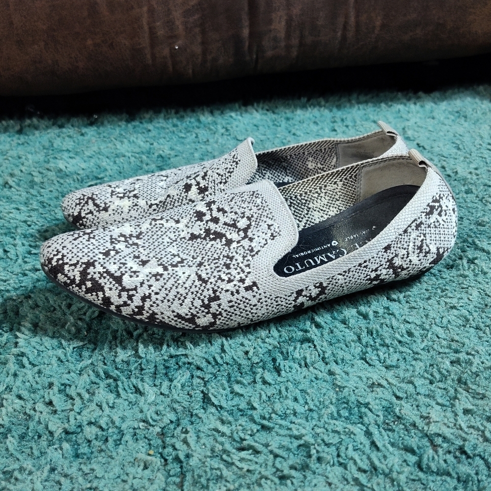 Vince Camuto Gray Snakeskin Loafer Flats 7.5M